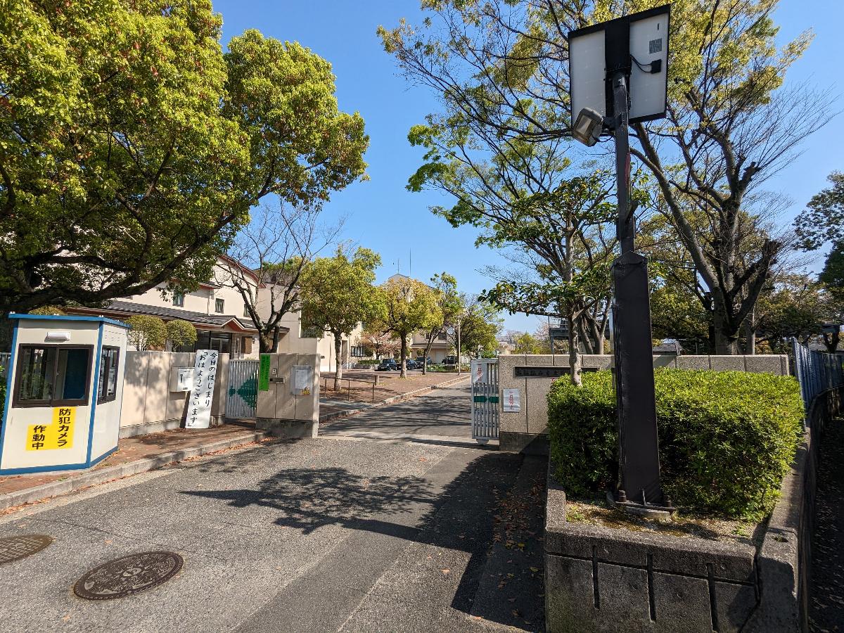 大阪狭山市立第七小学校まで約800m～950m（徒歩10分～12分）　地域のボランティアや団体、学校・園との連携が盛んな学校です。