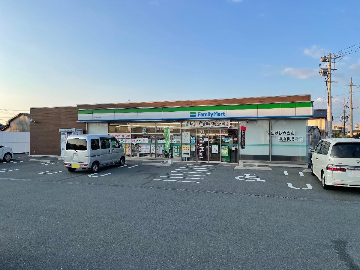 ファミリーマート八代竹原店まで約450m（徒歩6分）　最寄りのコンビニ。気軽に立ち寄ることが出来ます。