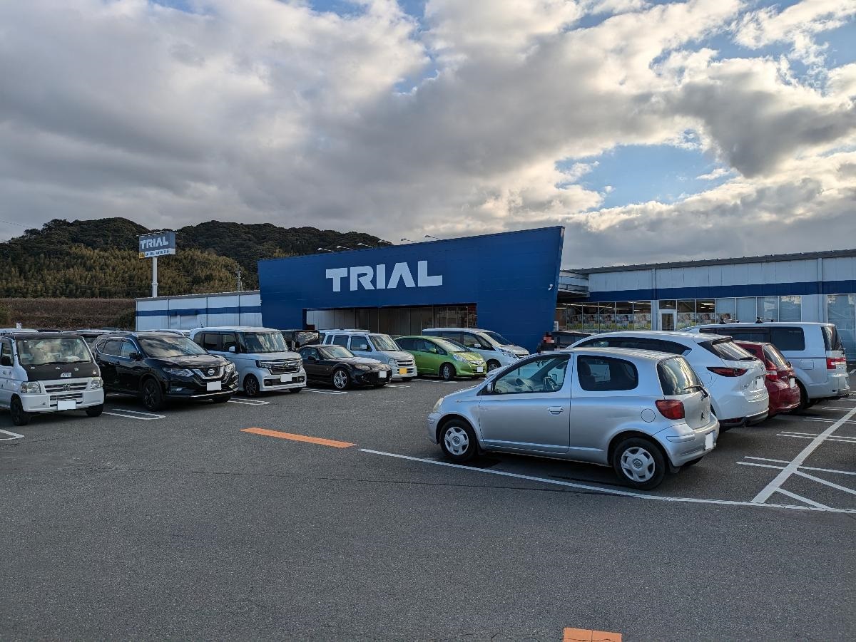 スーパーセンタートライアル唐津中原店まで約1.2km～1.3km（車で約3分）　生鮮食品から日用品、衣類、家電まで幅広い品ぞろえのお店。24時間営業で、日々の買い物に便利です！(一部の営業時間は9:00～22:00)
