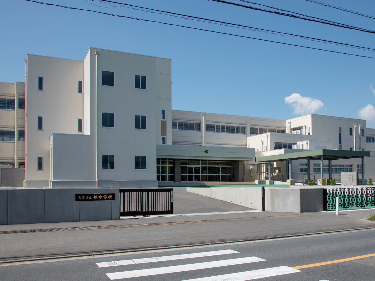 唐津市立鏡中学校まで約1.1km～1.2km（徒歩14分～15分）　保護者・地域は学校にも協力的で、地域の方々による通学路の清掃活動や校内樹木の剪定、学校サポーターとしてのチャレンジ支援員団など、年間通して地域連携による活動が行われています。