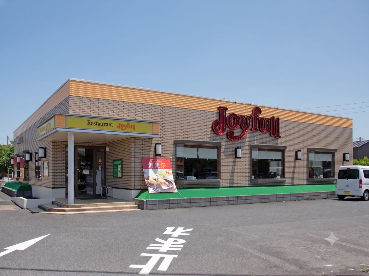 ジョイフル唐津鏡店まで約430m～540m（徒歩6分～7分）　【営業時間】8:00～25:00　お子様用メニューもあり、種類が豊富なので家族みんなで利用できます。外でご飯を済ませたい日も安心です。