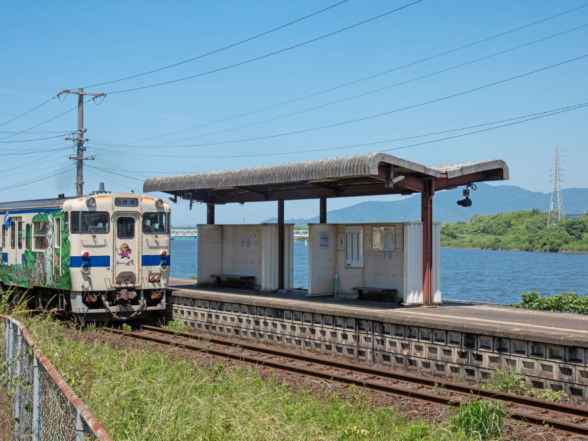 鬼塚駅まで約2.2km（徒歩28分）　唐津駅まで1駅でアクセスでき、毎日の通勤・通学がスムーズになります。