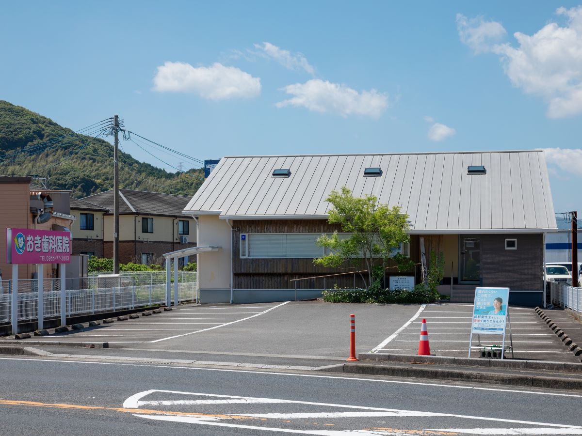 おき歯科医院まで約1km（徒歩13分）　バリアフリーで車椅子の方やベビーカーでも来院できます。待合室にはキッズスペースもあり、小さなお子様連れも安心して通えます。
