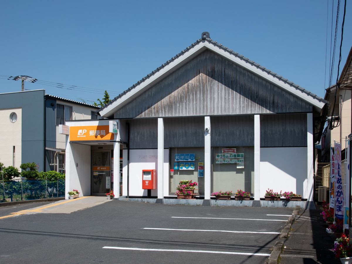 唐津鏡郵便局まで約1km（徒歩13分）　郵便の発送や受け取り、ATMなど、思いついたときにすぐ行ける距離で便利です。