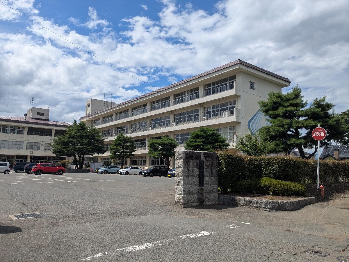 紫波町立紫波第一中学校まで約3.8km　町内中心部に位置する中学校です。