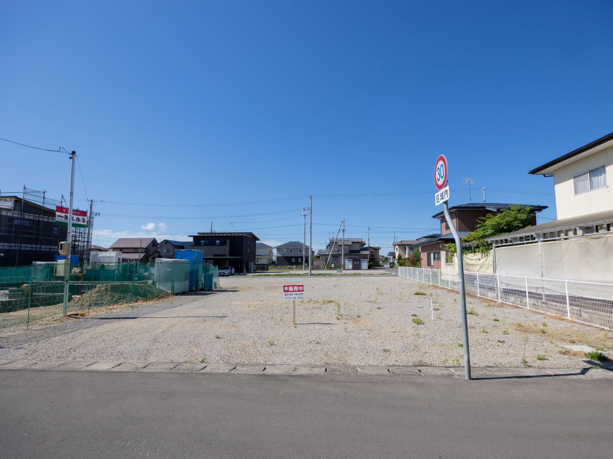 区画1：240.58㎡（72.77坪）　毎日のお買い物に便利な商業施設が生活圏内に充実しています。　