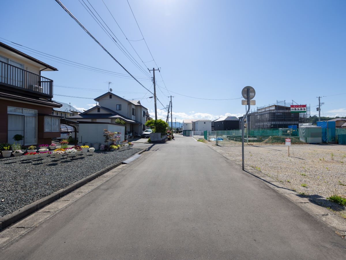 区画1～3前面道路　車のすれ違いも安心！　