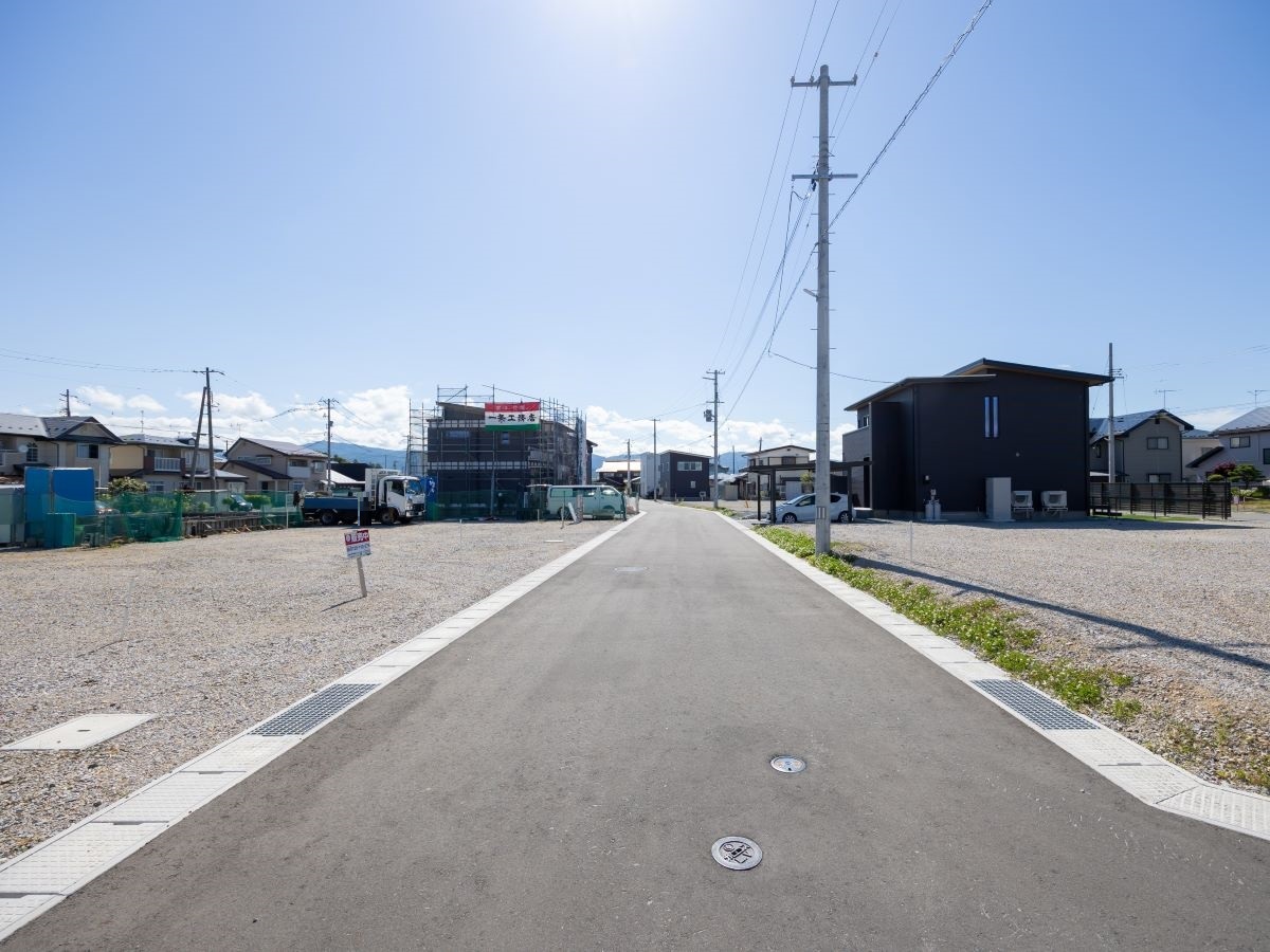区画4、5前面道路　車通りも少なく、小さなお子様も安心です！　