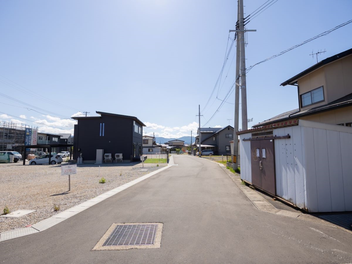 区画8～11前面道路　道路幅が約6mあるので、車の出し入れも余裕をもってできます！　