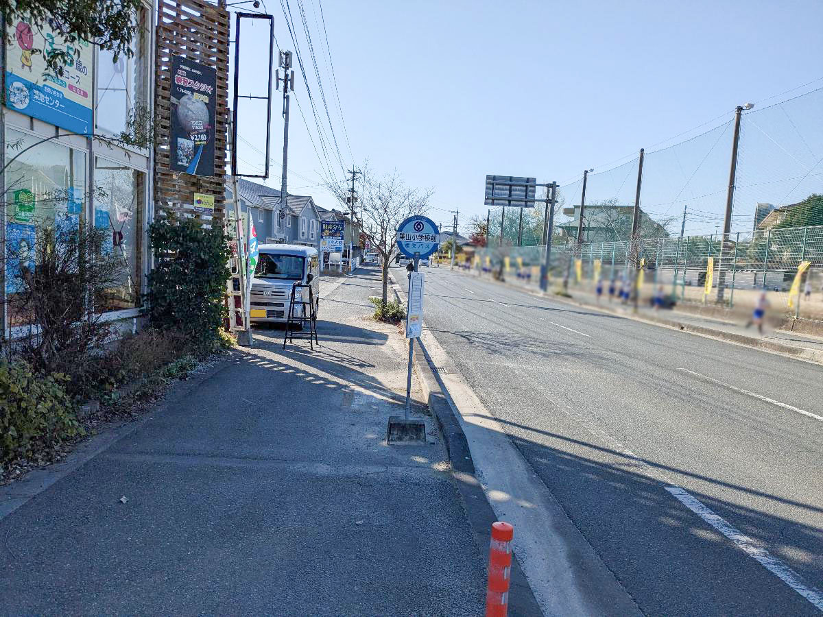 築山小学校前　バス停まで約400m（徒歩5分）　バス停も近いです。
※最新の時刻表は運行会社様のHPなどをご確認ください。