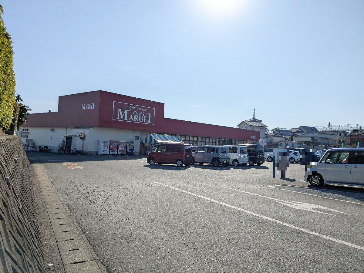 マルエイ築地店まで約550m（徒歩7分）　徒歩でスーパーに行けます。玉名駅行き「マルエイ築地店前」バス停も目の前です。
