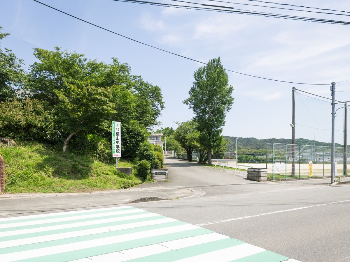 玉名市立築山小学校まで約550m（徒歩7分）　「心身ともに健康で、思いやりの気持ちを持ち、進んで考え行動する子供の育成」を教育目標に掲げている学校です。