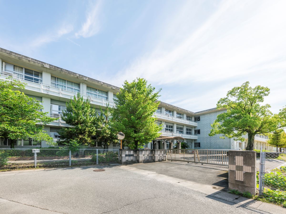 玉名市立玉名中学校まで約950m（徒歩12分）　「自立型人間の育成～文武両道「めざされる愛される玉名中へ」～」学校教育目標に掲げています。 市内の公立中学校で生徒数の数が最も多い学校です。