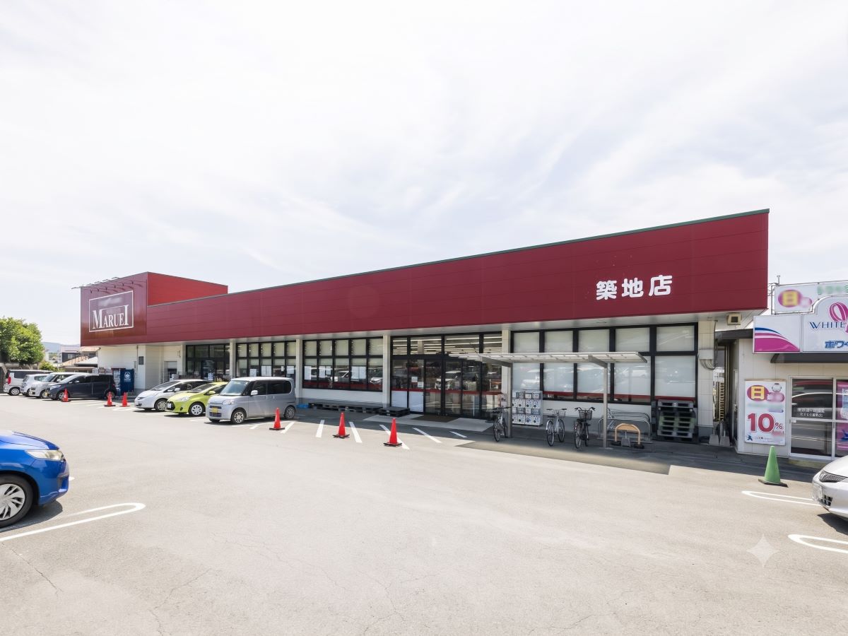 マルエイ築地店まで約550m（徒歩7分）　地元産地とお客様の食卓をつなぐ「地産地消」の取り組みに力を入れているスーパーです。玉名駅行きの「マルエイ築地店前」バス停が目の前にあります。【営業時間】9:00～21:00