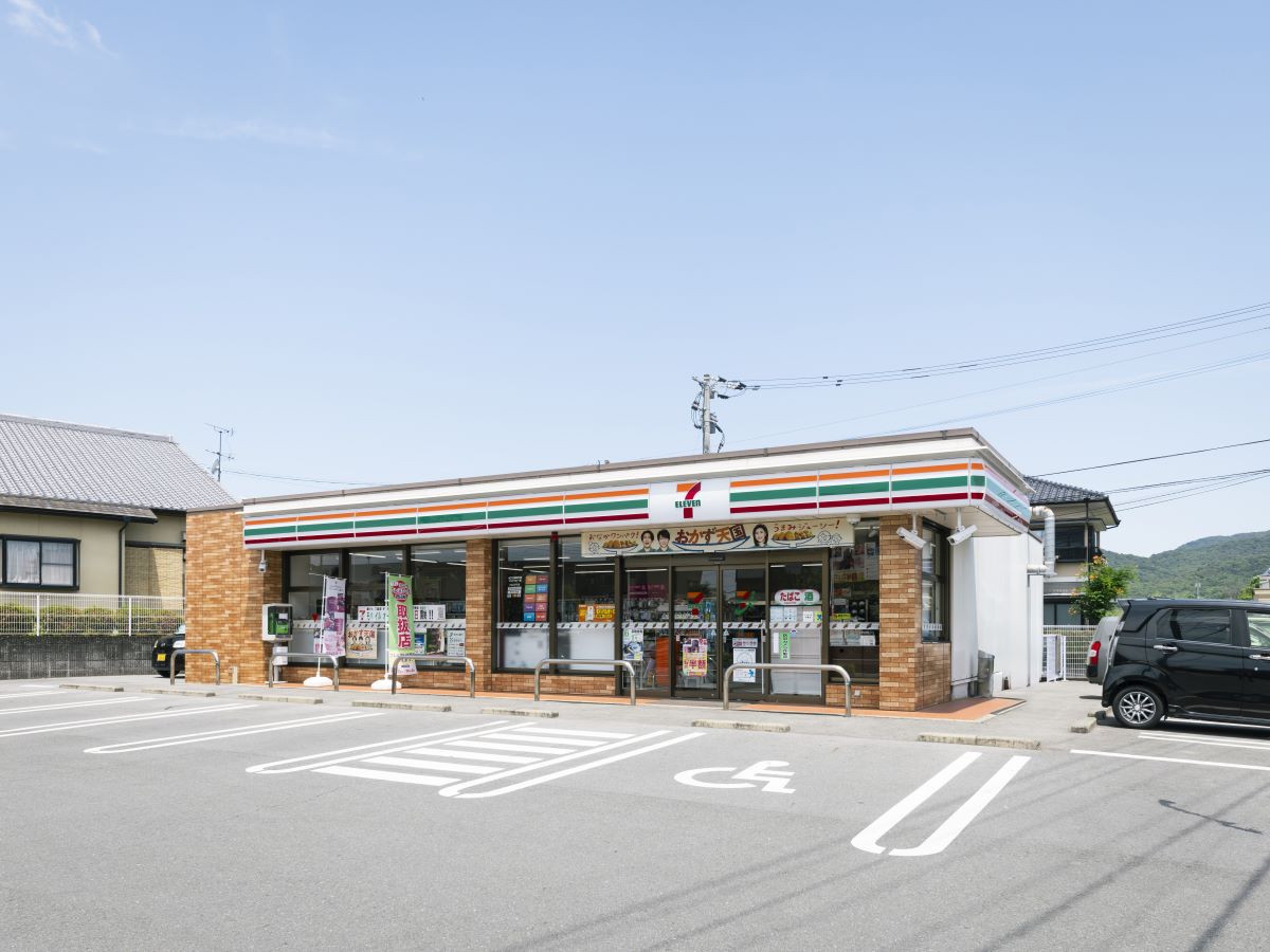 セブン-イレブン玉名山田店まで約750m（徒歩10分）　ちょっとしたお買い物など近くにコンビニがあるととても便利ですよね。【営業時間】24時間営業