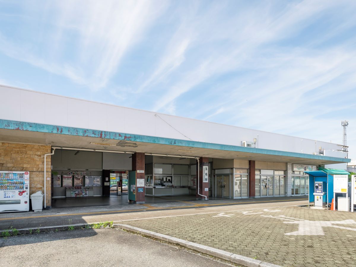 JR鹿児島本線「玉名」駅まで約1.7km（徒歩22分）　熊本駅まで快速で30分圏内とアクセス良好。毎日の通勤・通学はもちろん、博多方面への移動にも便利です。