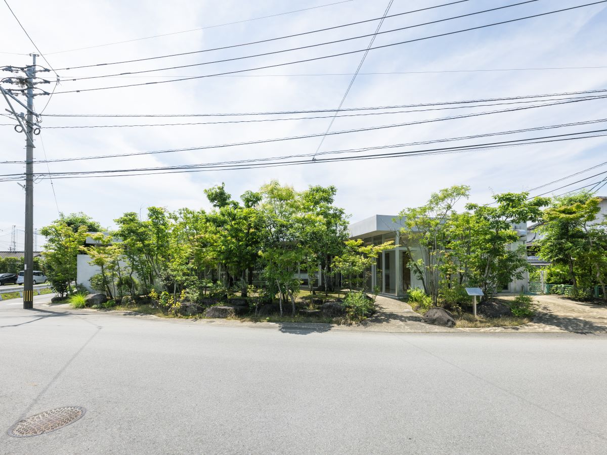 敬愛保育園まで約1.1km（徒歩14分）　幼保連携型認定こども園で、0歳児～就学前の子どもを受け入れています。異年齢保育やわらべうたあそびなど、特色ある保育活動を行なっています。また、食材にこだわった手作り給食を提供してます。【開所時間】(平日)7:00～19:00　(土)7:00～17:00