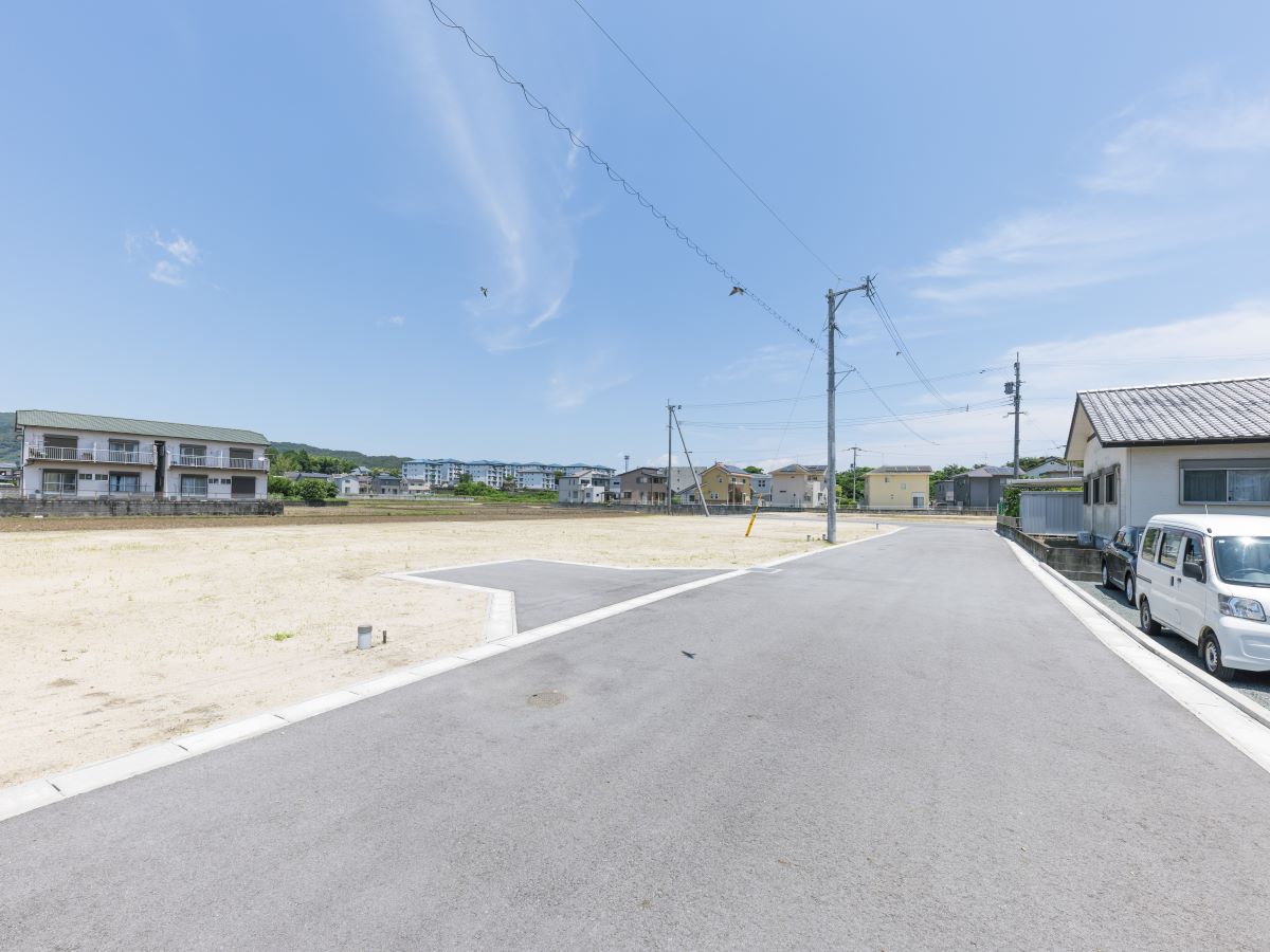 区画1～4前面道路　前面道路は6ｍ！毎日の車の出し入れも安心です！　