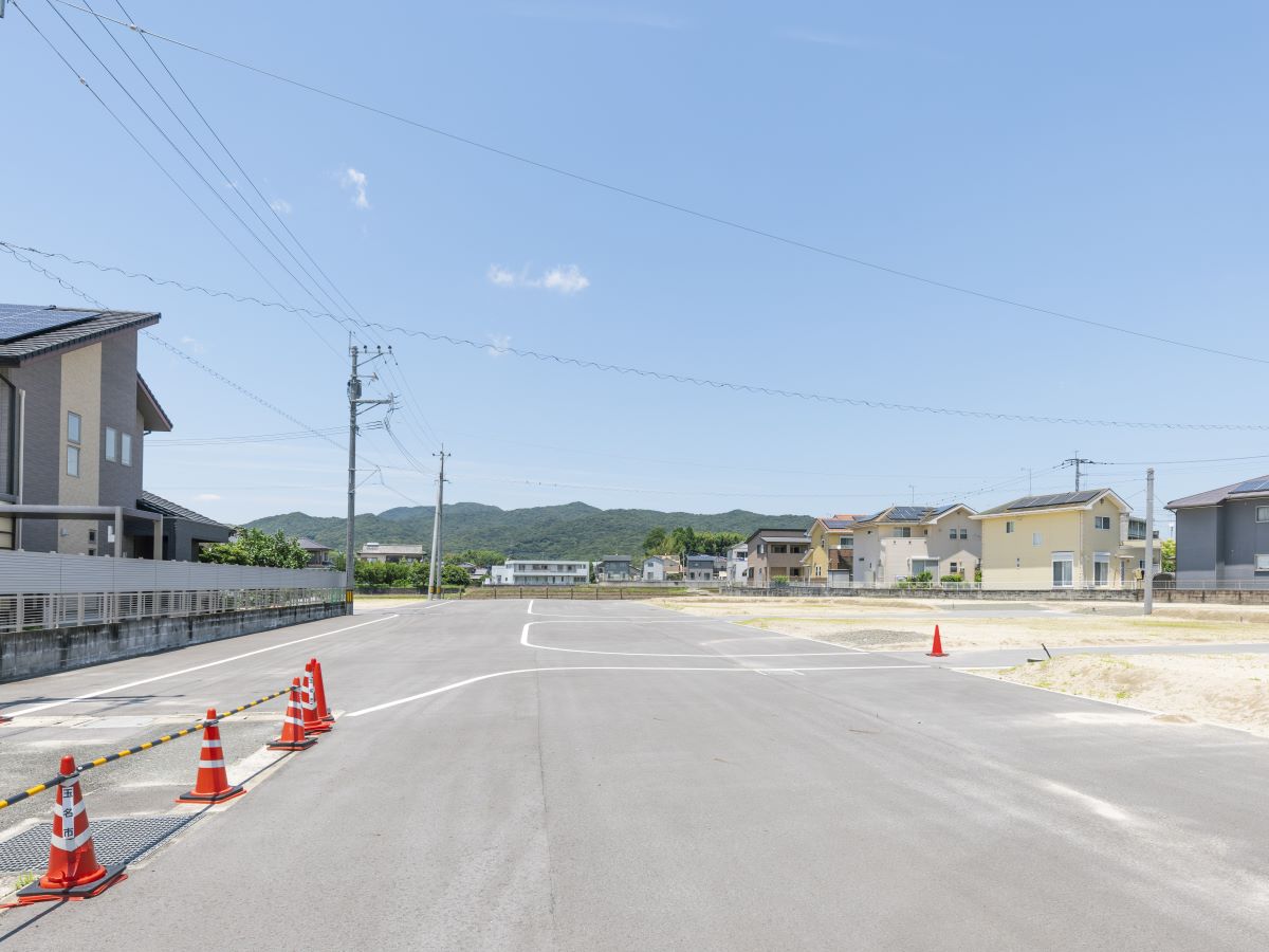 車同士のすれ違いも焦らず行えるゆとりがあります！(区画5、6、8、11の前面道路)　