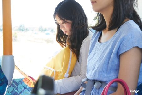 「築山小学校前」バス停まで徒歩5分（約400m）とバス停まで至近なので通勤や通学にも便利。JR鹿児島本線「新玉名」駅まで出れば九州新幹線も利用可能で「博多」や「熊本」、「鹿児島」などの主要都市へもスムーズにアクセスできます。