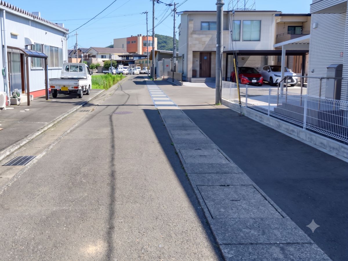 分譲地西側道路　現地を見てみると日当たりや立地がより分かります。見学はぜひお気軽にご予約ください♪　