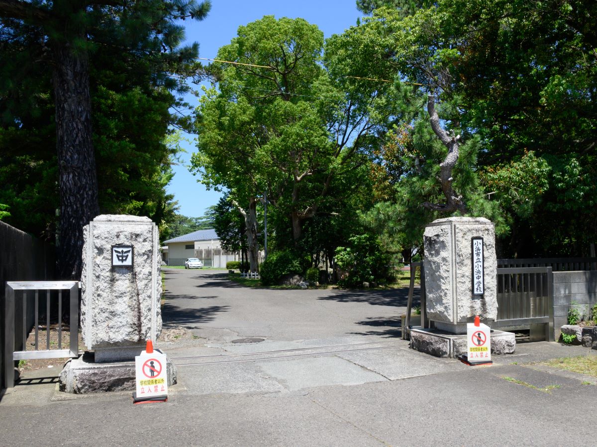 小浜市立小浜中学校まで約2.5km（徒歩32分）　部活動に励んだり、勉強を頑張ったり、大人への第一歩を学ぶ場所です。