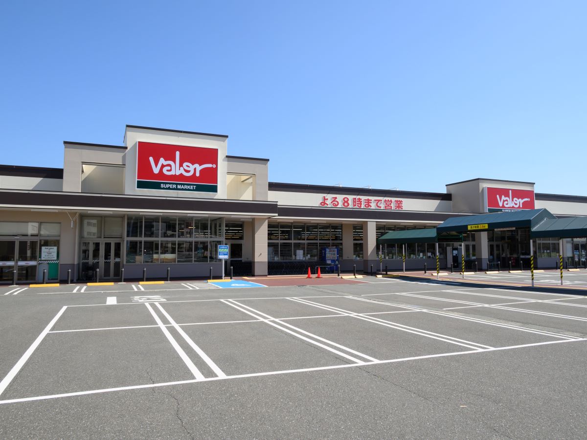 スーパーマーケットバロー小浜店まで約600m（車で約1分）　駐車場が広くて出入りしやすく、車でのお買い物にぴったりです。店内も広々としていて、品揃えが豊富なスーパーマーケットです。【営業時間】10:00～20:00