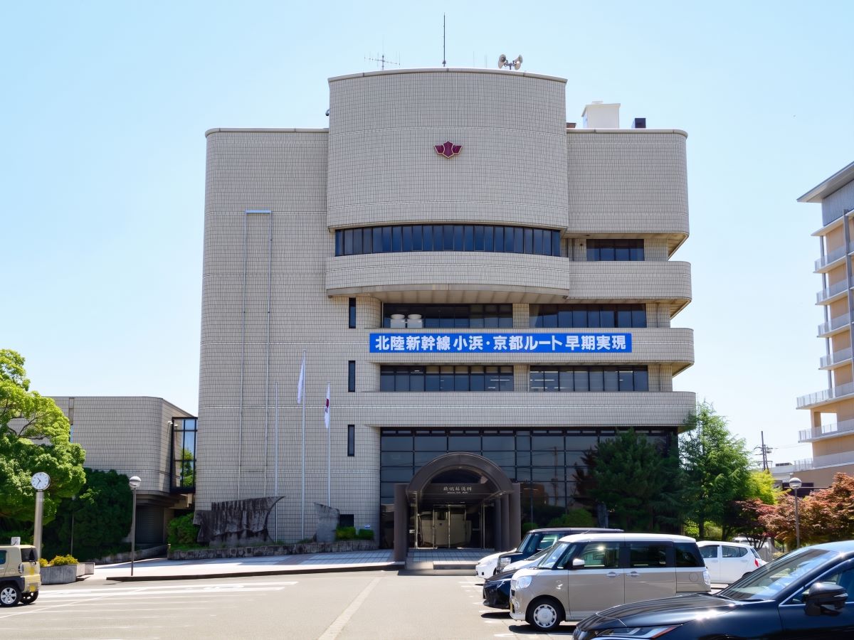 小浜市役所まで約1.1km（車で約3分）　各種相談、住民票所得や印鑑証明発行などの手続きがスムーズにできます。相談窓口が近くにあると便利ですね。【開庁時間】8:30～17:15（金曜日は市民課のみ18:30分まで）