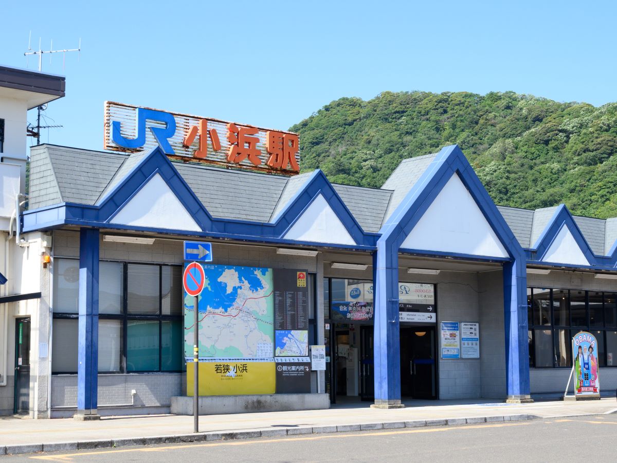 JR小浜駅まで約1.1km（徒歩14分／車で約5分）　敦賀や東舞鶴方面へアクセスでき、通勤・通学で電車利用しやすい環境です。