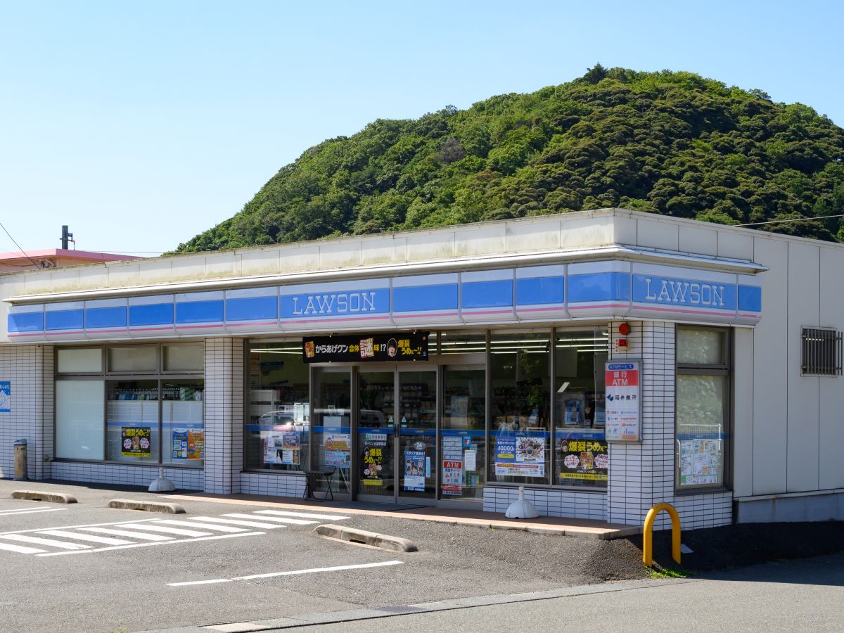 ローソン小浜駅前店まで約430m（徒歩6分）　急なお買い物に便利。惣菜・冷凍食品も充実！お忙しい中での奥様の時短に一役買ってくれそうです。