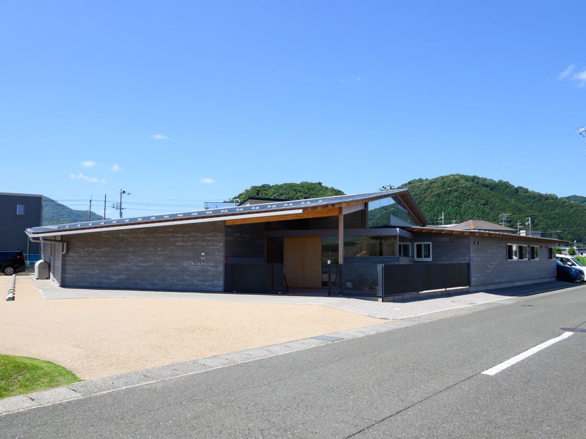社福)聖ルカ会 聖ルカ乳児ほいくえんまで約96m（徒歩2分）　保育園まで徒歩圏内は、お子様の送り迎えをするママやパパには嬉しいですね。朝の忙しい時間帯も安全に送り出せます！