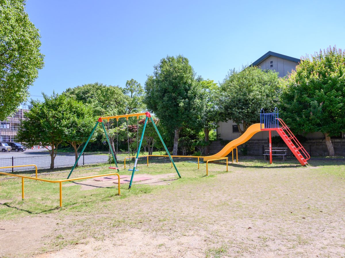 南川第二公園（南川なかよし公園）まで約210m（徒歩3分）　気軽に行ける距離で、毎日のお散歩やお友達と遊ぶのにぴったり。小さなお子様を連れていても目が届きやすい広さの公園です。