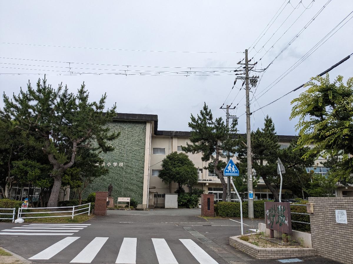 イイコトテラス南川町 土地 小浜市立雲浜小学校まで約2.4km（徒歩30分／車で約7分）　緑も多く良い環境の小学校です。ママもパパも安心してお子様を送り出せますね。お子様だけでなく、ご両親も安心出来る環境でのびのびと暮らせます。