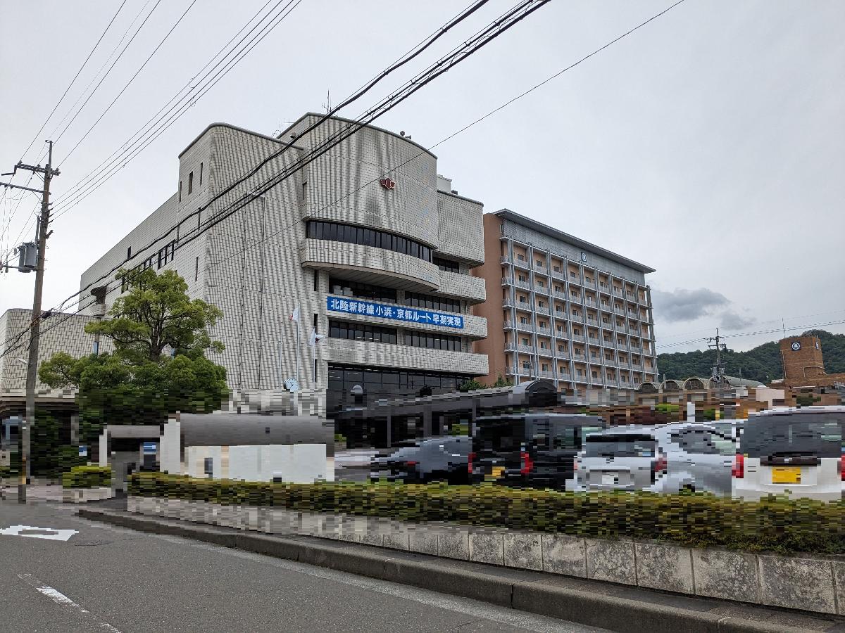 イイコトテラス南川町 土地 小浜市役所まで約1.1km（車で約3分）　各種相談、住民票所得や印鑑証明発行などの手続きがスムーズにできます。相談窓口が近くにあると便利ですね。