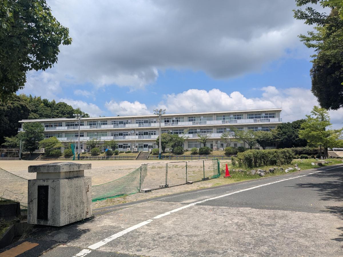 掛川市立城北小学校まで約600m（徒歩8分）　徒歩10分圏内なので、低学年のお子様にも通いやすい距離で登下校も安心です！