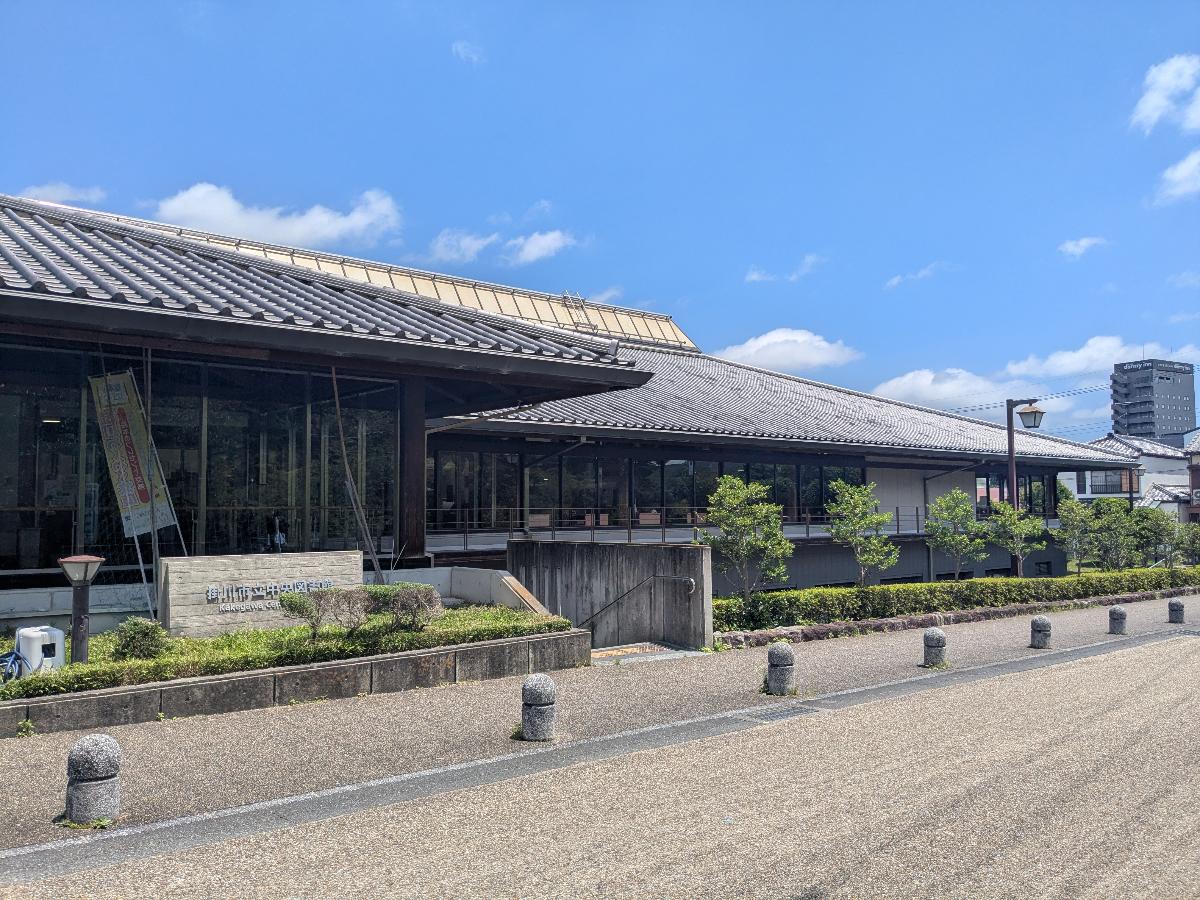 掛川市立中央図書館まで約850m（徒歩11分／車で約3分）　幅広いジャンルの本が揃うこの図書館は、小さなお子様から大人まで楽しめる地域の学び場です。絵本の読み聞かせやイベントなども開催しており、週末の家族のお出かけ先としてもぴったりです。【開館時間】9:00～17:00／水・木曜日9:00～19:00
