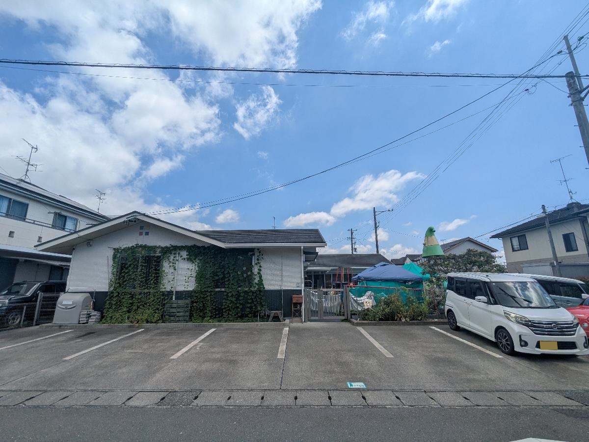 きらきら保育園 本園まで約300m（徒歩4分／車で約1分）　元気いっぱいでやさしい子になって欲しいとの願いから、絵画デーが毎月開催されるなど様々なアクティビティーを通して独自の保育を行っている保育園です！