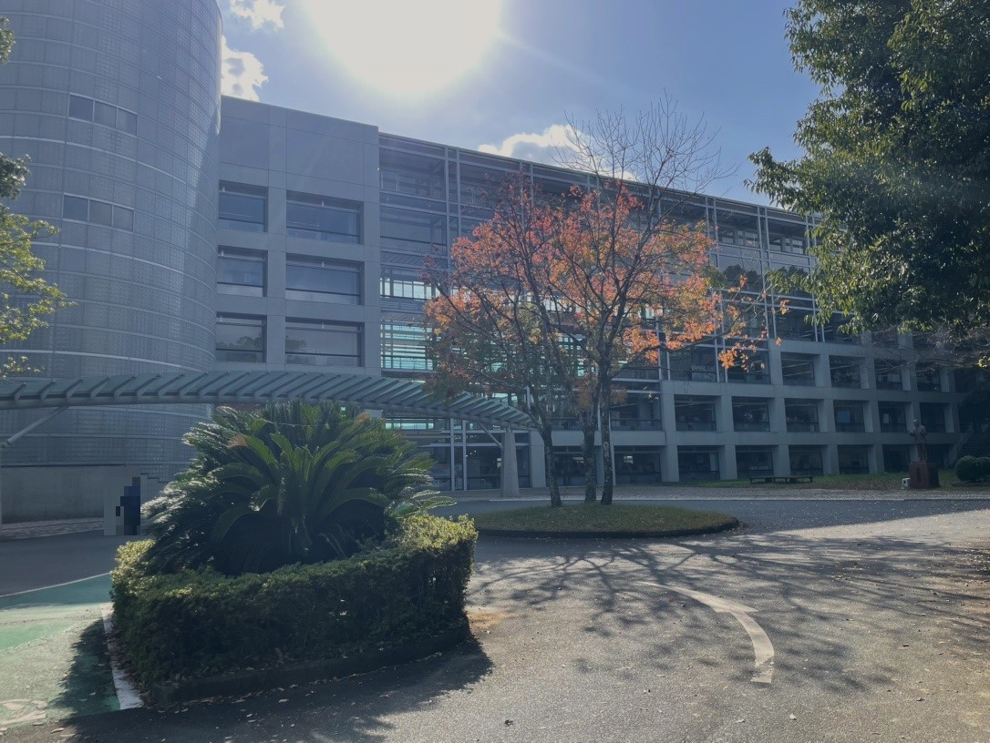 掛川市役所まで約3.1km（車で約9分）　暮らしに欠かせない手続きや相談ごとが有る際はこちらにお越しください。【開庁時間】8:30～17:15　　【閉庁日】土曜・日曜日、国民の祝日、休日、年末年始（12月29日から1月3日）