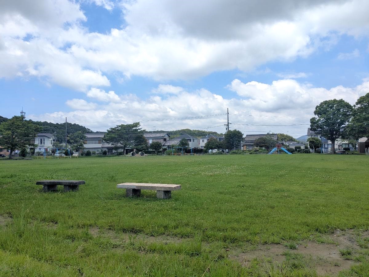 下西郷記念公園まで約400m（徒歩5分）　園内は広々とした芝生広場が広がっています。また、ちょっとした遊具もあるので、小さなお子様だけでなく小学生のお子様も楽しく遊べますよ！