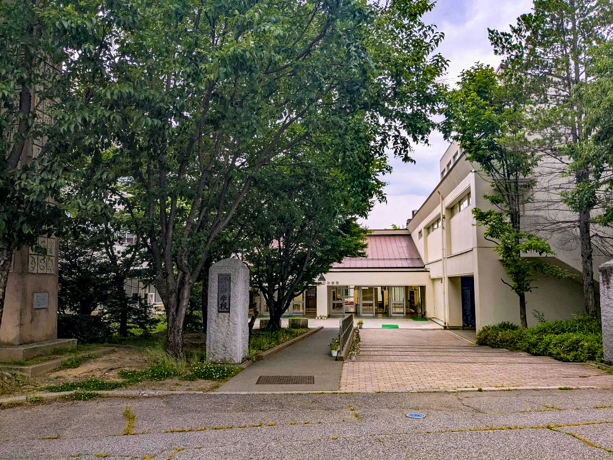 梓川中学校まで約1.2km（徒歩15分）　