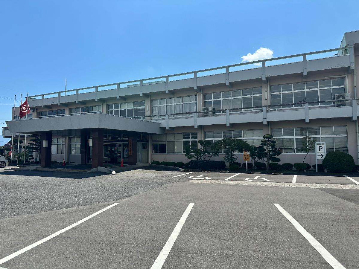 松本市役所　梓川支所まで約2.5km（車で約5分）　松本市役所・梓川支所です。