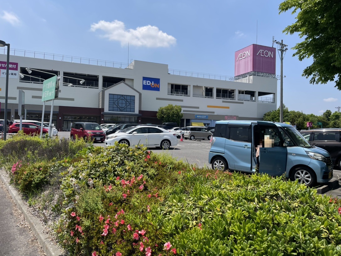 イオン守山店まで約200m（徒歩3分）　暮らしのハブとなる「イオン守山店」へ気軽に歩いていける贅沢。日々のお買い物はもちろん、ATMなどもあり日々の生活がこの施設で完結します。将来、車を手放してからも安心して暮らすことができ、世代を問わず長く快適に住み続けられる住環境です。
