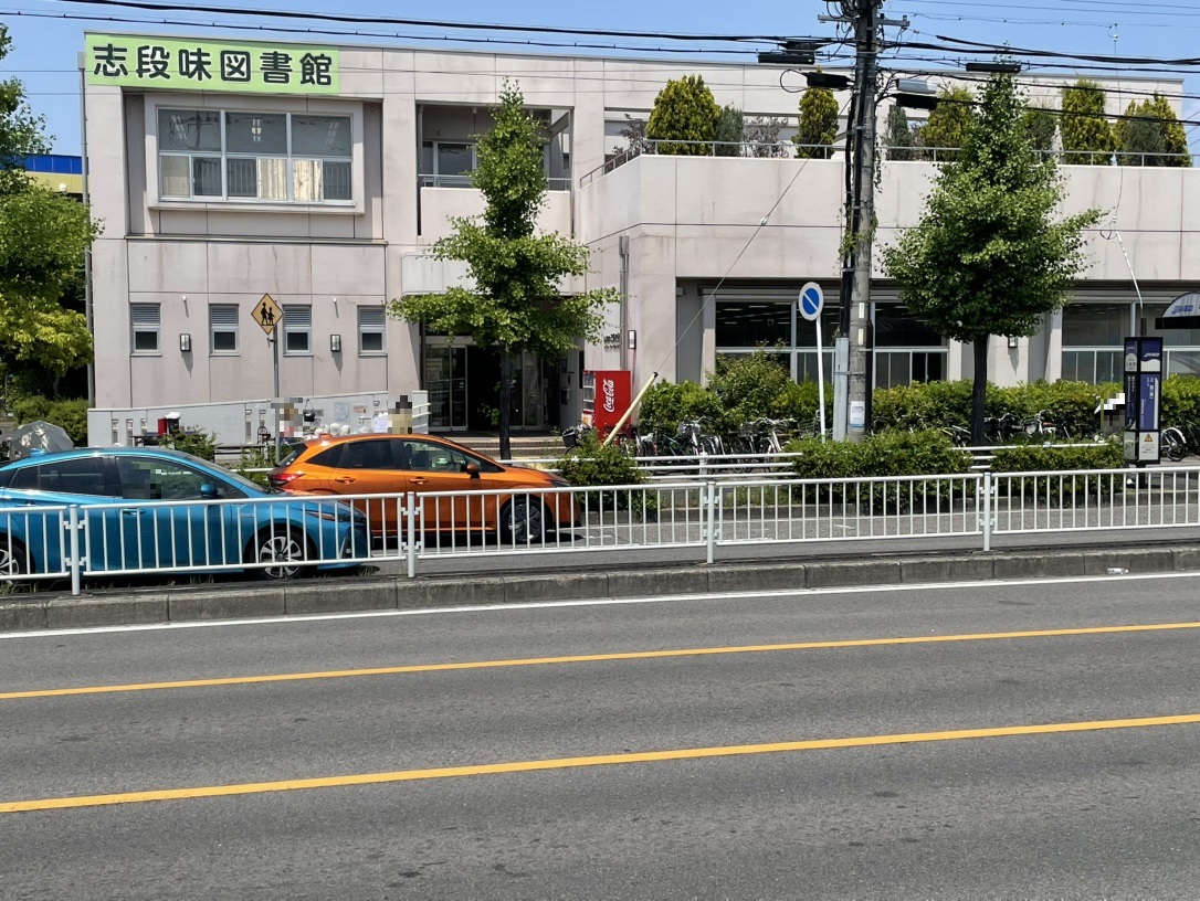 志段味図書館まで約500m（徒歩7分）　図書館の目の前には、ゆとりーとライン「上島［東］」バス停があり、アクセスに便利な図書館です。