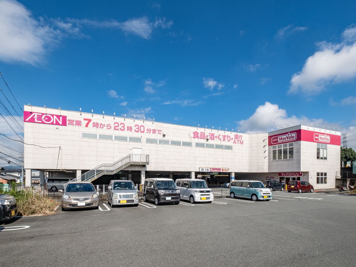 マックスバリュ富士宮万野原店まで約1.1km（徒歩14分）　日用品や食料品など、毎日の生活で必要なものをすぐに買い揃えられます。夜遅くまで営業しているので急なお買い物にも便利です。【営業時間】7:00～23:30