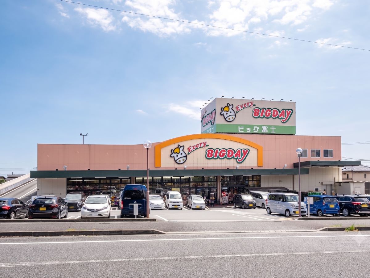 エブリィビックデー富士宮店まで約1km（徒歩13分）　生鮮食品の品揃えとお手頃価格が強みのスーパーです。まとめ買いに便利なサイズの商品も並んでおり、ファミリー層のお買い物にぴったりです♪【営業時間】9:00～20:00