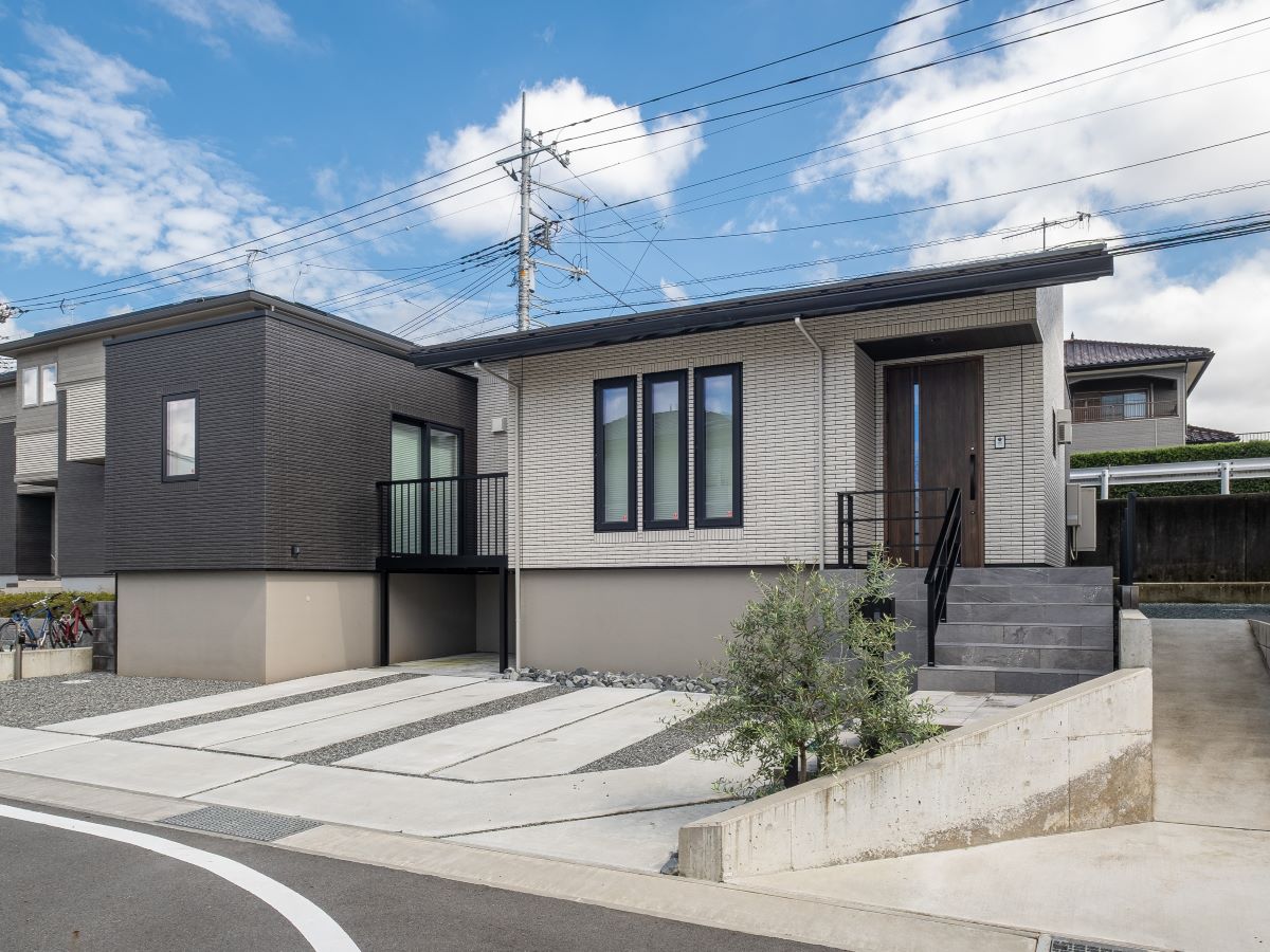 イイコトテラス舞々木町 モデルハウス 区画番号No.3 ホワイトとブラックのタイルが街並みに馴染み、、落ち着いた印象を与える外観です。