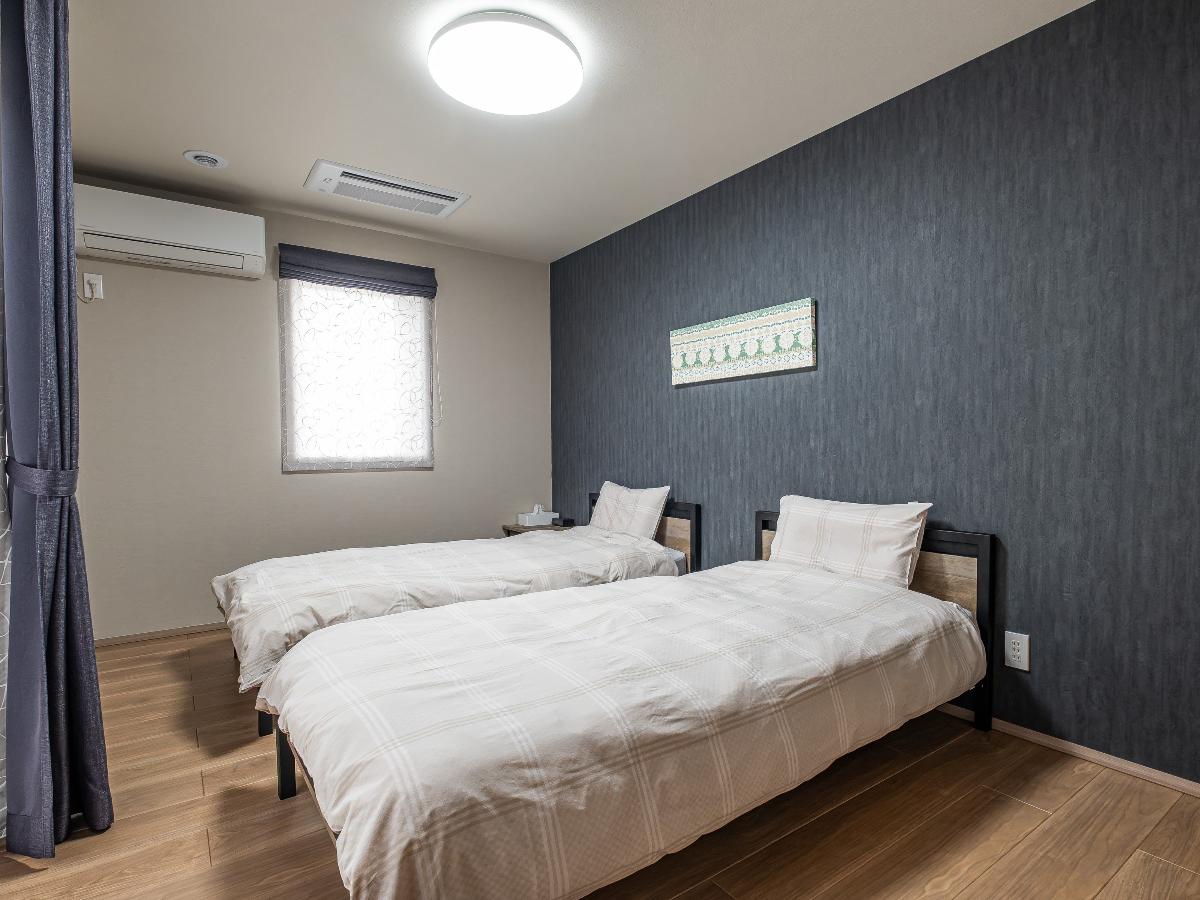 イイコトテラス舞々木町 モデルハウス 区画番号No.3 アクセントクロスが印象的な、落ち着いたくつろぎ空間の主寝室です。心地よい眠りにつけそうですね☆