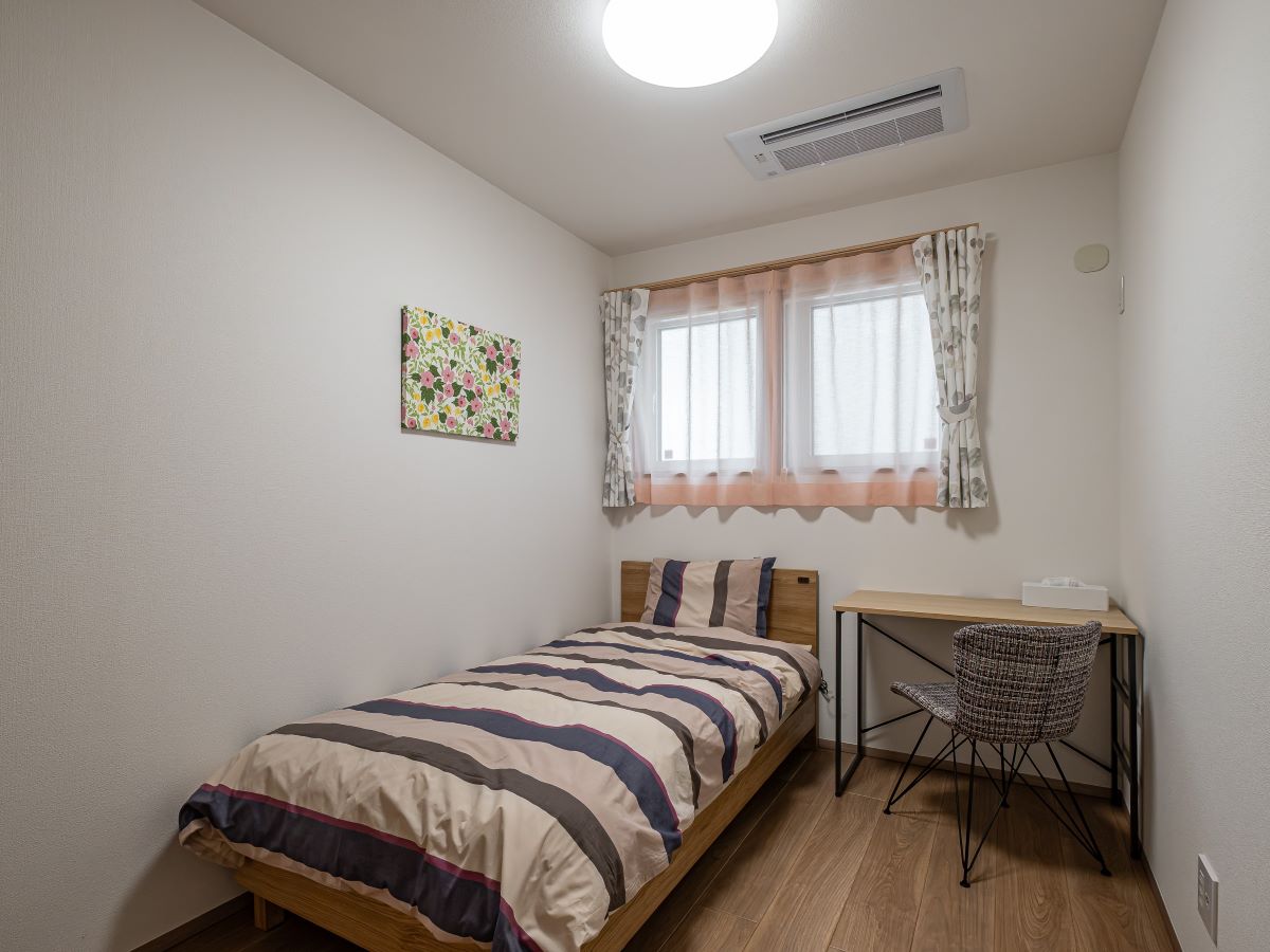 イイコトテラス舞々木町 モデルハウス 区画番号No.3 お子様部屋にもできる洋室は、ベッドと机を置いても余裕があります。