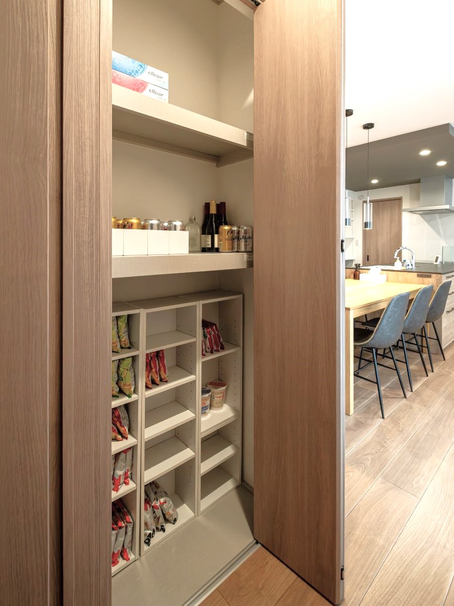 イイコトテラス舞々木町 モデルハウス 区画番号No.3 リビングにも収納があります！お子様の学校関係の書類などを収納しても良いですね♪