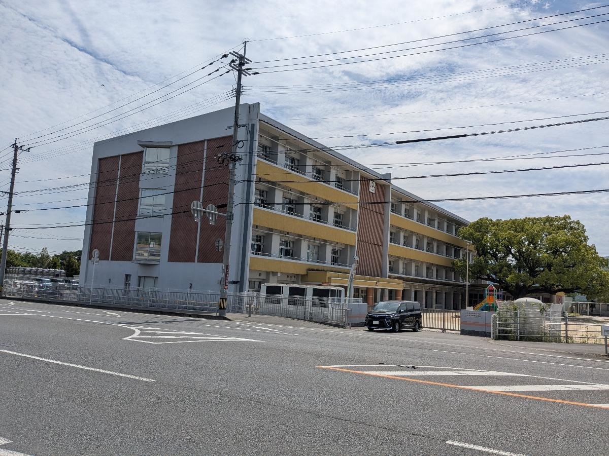 大分市立松岡小学校まで約2.3km（徒歩29分）　明治8年に創立し、150年を超える歴史のある学校。校区には大野川や松岡丘陵があり、自然に恵まれた環境です。